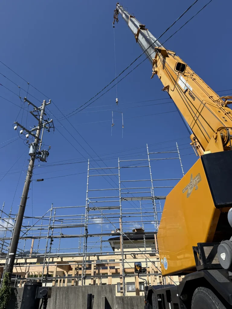 【茅野市】16tクレーンによる建て方作業