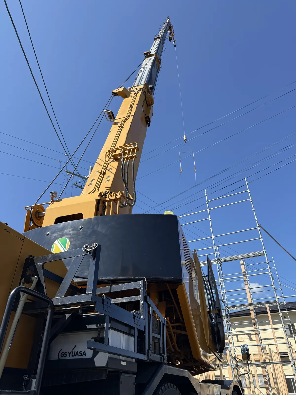 茅野市の建て方現場で作業する16tクレーン