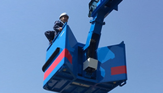 クレーンにスカイボックスが取り付けられた状態