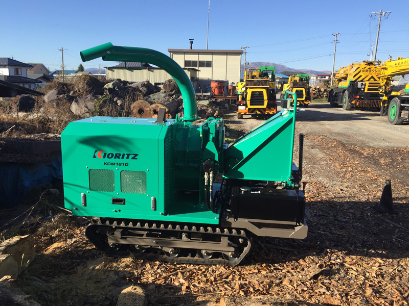 ウッドチッパーによる枝木粉砕の様子